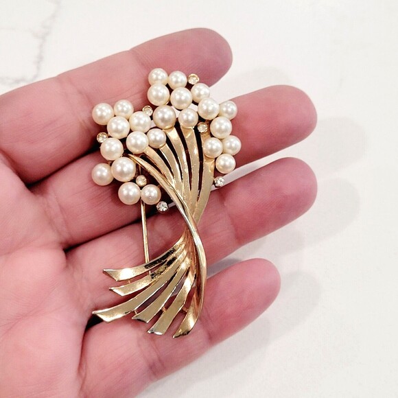 Crown Trifari Faux Pearl Rhinestone Swirl Brooch Gold Tone Cluster Bouquet MCM - Picture 1 of 16